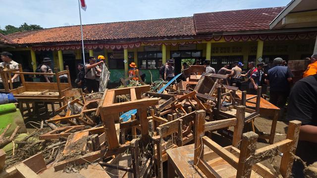 061374700_1761743887-SD_di_Sukabumi_porak-poranda_diterjang_banjir