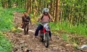 perjuangan-guru-di-sukabumi-tembus-jalur-ekstrem-demi-mengajar-1778210402150_169